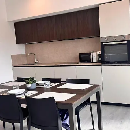 威尼斯mestre市中心新装修独立卫浴阳台双人房 Homestay *